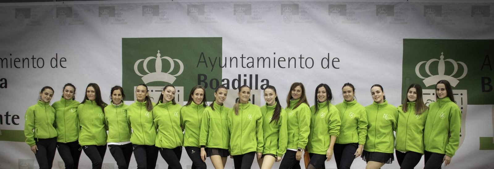 El equipo de entrenadoras del club al completo en el photocall del Ayuntamiento