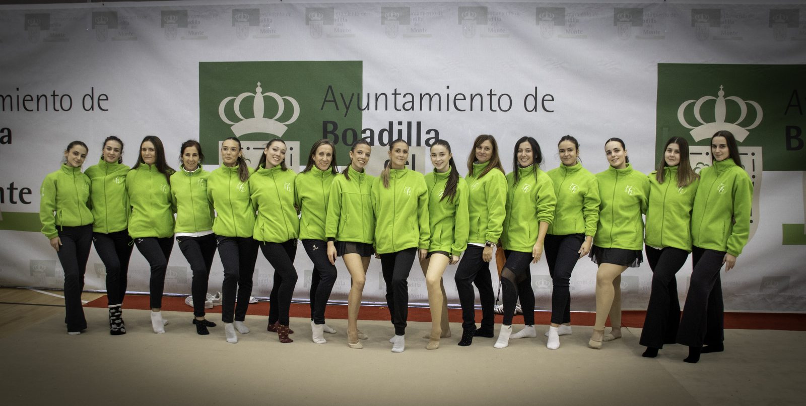 El equipo de entrenadoras del club al completo en el escenario del Ayuntamiento