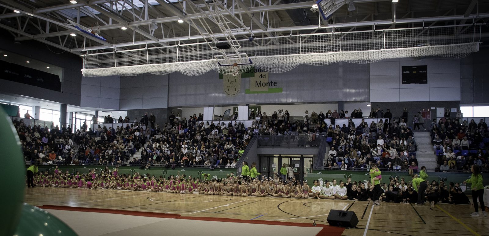 El pabellón lleno durante la exhibición, con todos los grupos en la pista