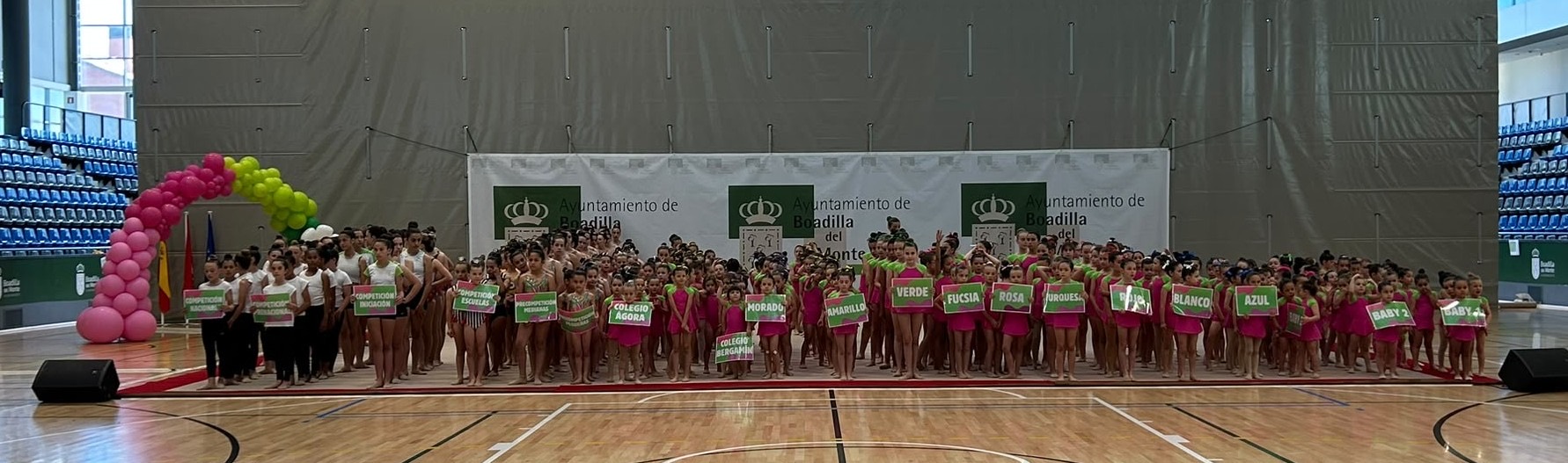 Panorámica de la exhibición de fin de curso con todos los grupos