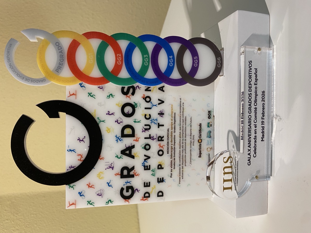 El trofeo de los Grados de Evolución Deportiva con sus aros de colores
