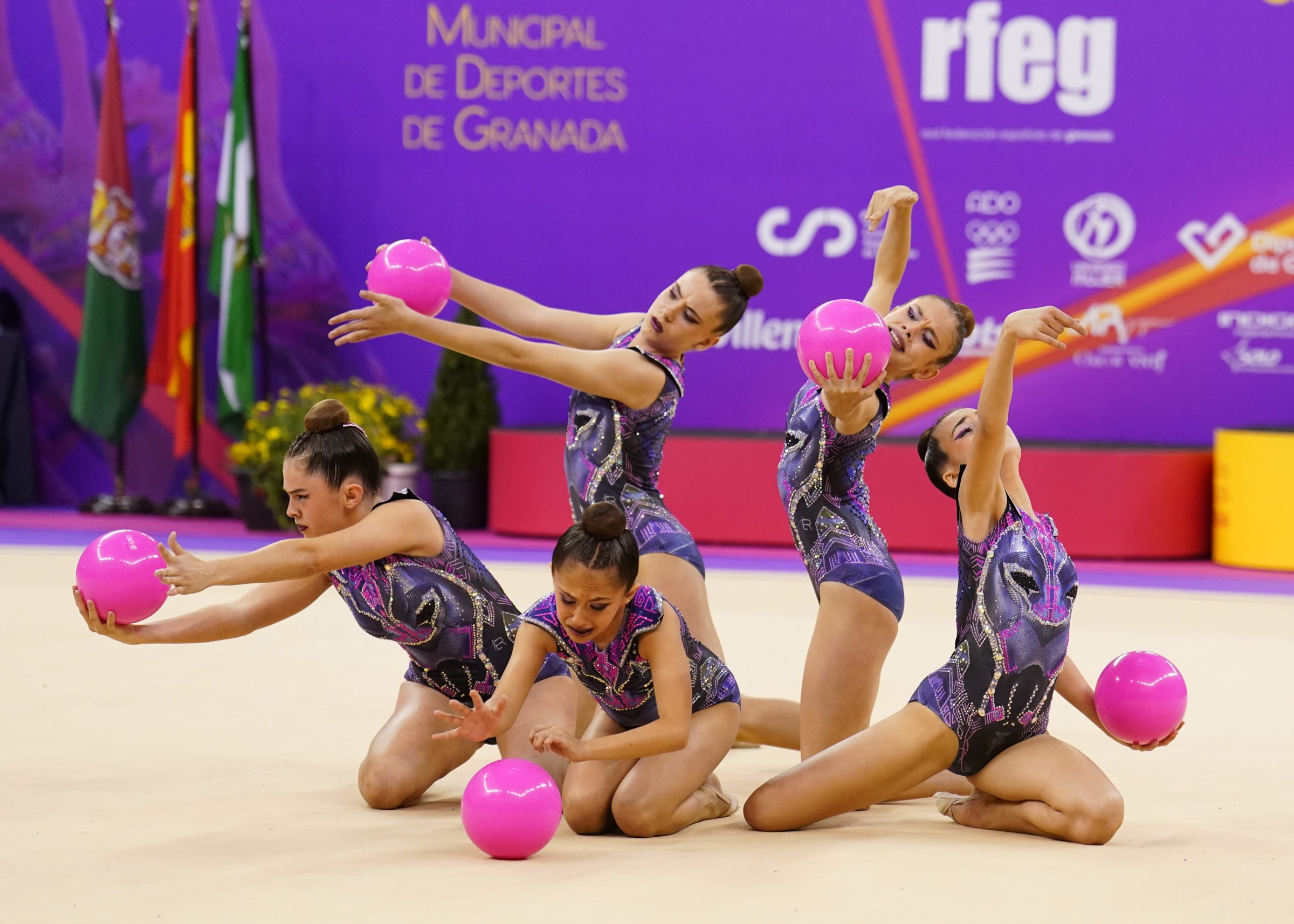 El conjunto de Rítmica Boadilla con las pelotas durante una competición nacional