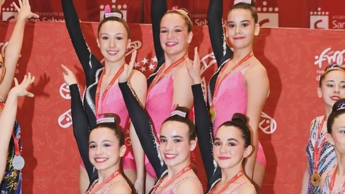 Las gimnastas de escuela reunidas tras la primera fase de conjuntos