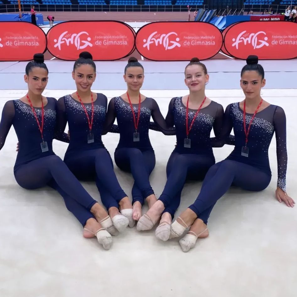 Las gimnastas del club celebran los resultados del Preclasificatorio