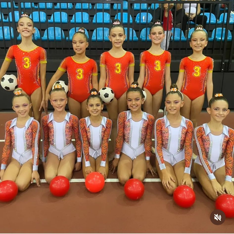 El conjunto del club con sus medallas