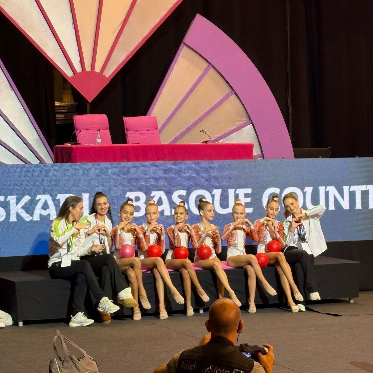 Las gimnastas del club durante el Euskalgym