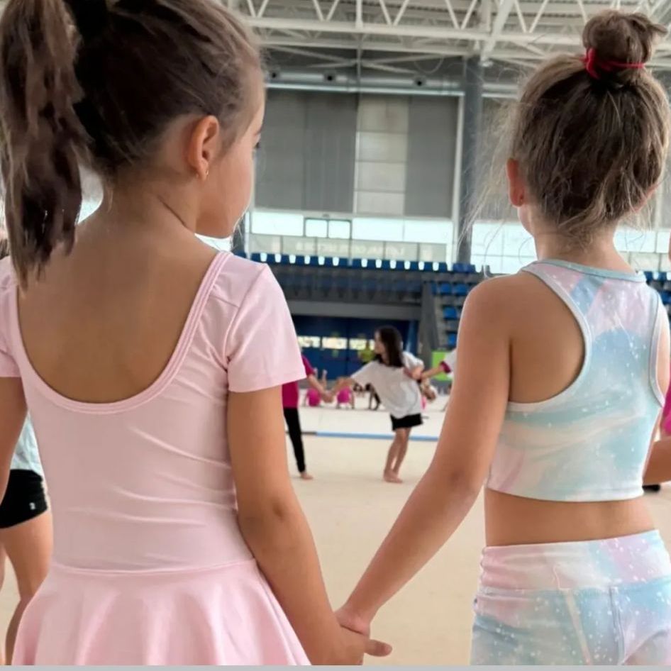Las gimnastas de escuela durante las actividades del valor del mes