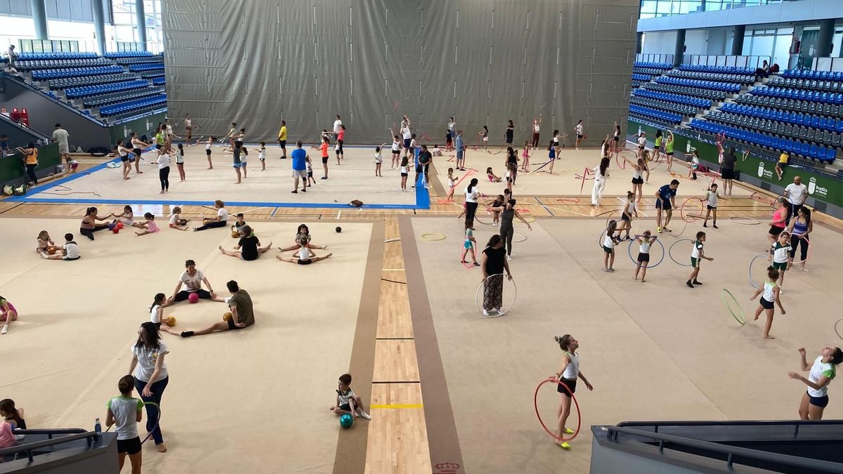 Familias y gimnastas durante el Día de Puertas Abiertas