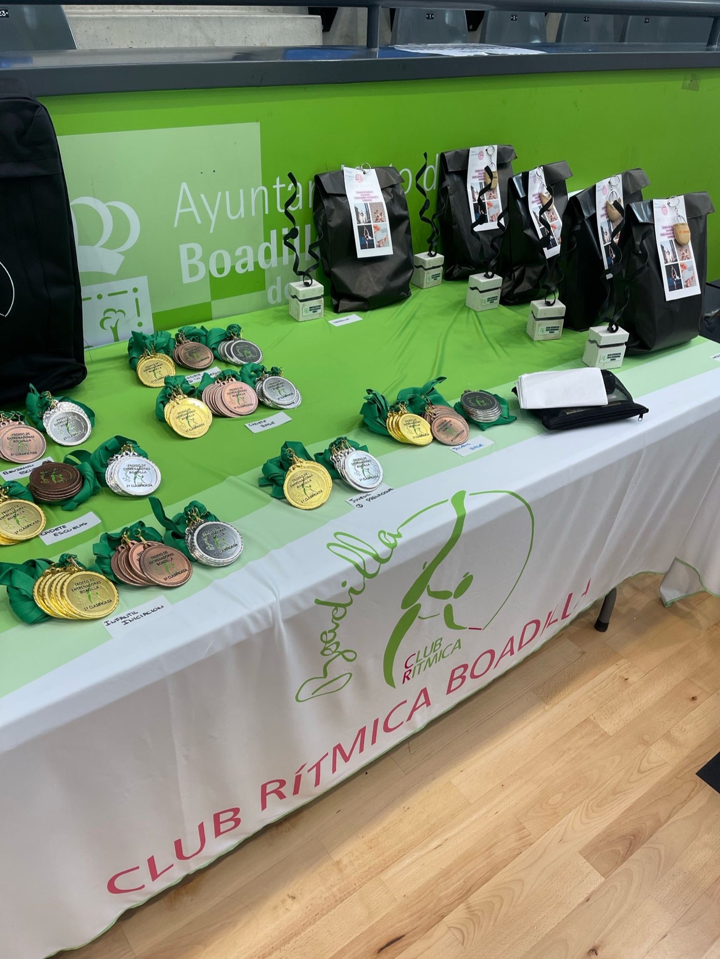 Mesa de medallas del Trofeo Entrenadoras con el mantel de Rítmica Boadilla